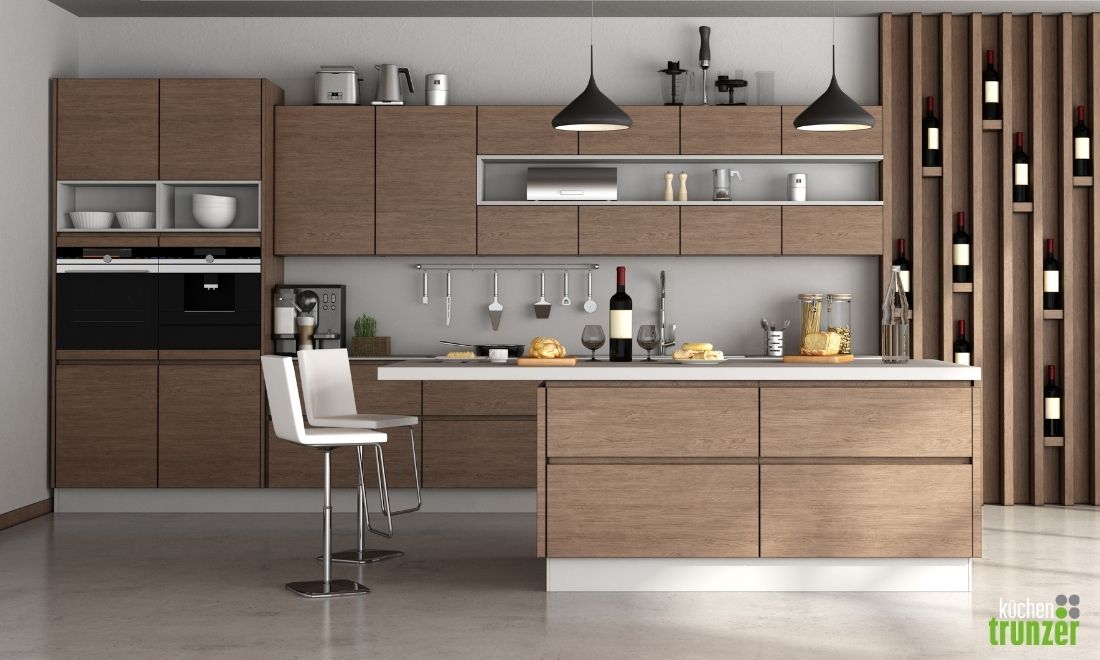Moderne Küche mit Holzschränken, Kochinsel und Barhockern in neutralen Farben.