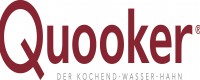 Quooker Kochend-Wasser-Hahn mit rotem Logo und Schriftzug auf weißem Hintergrund.